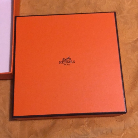 Hermes empty box 6” x 5” x 1/2” in excellent condition and absolutely authentic - Picture 2 of 8